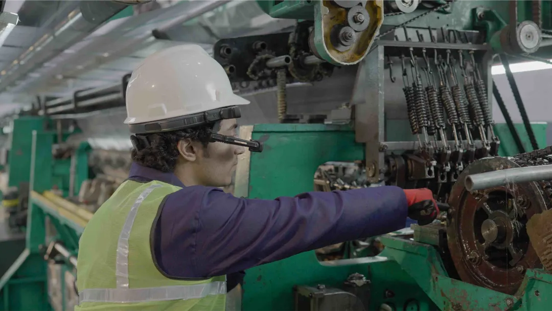 Techniker mit Smart Glasses für Remote Service